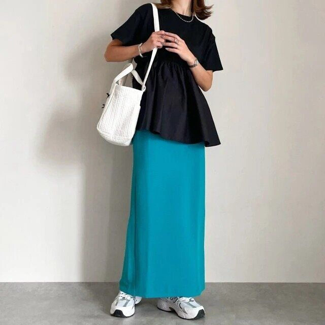 黒ペプラムトップスとカラースカートの大人コーデ