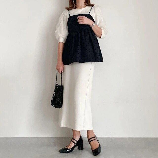 黒ビスチェと白スカートの大人コーデ