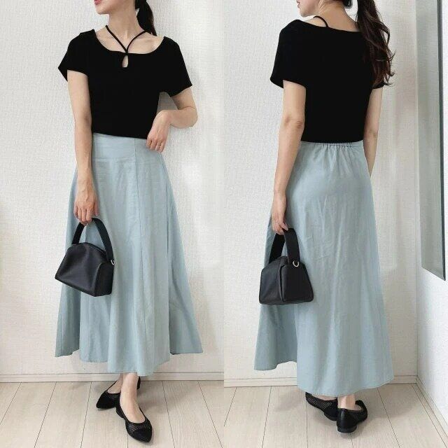 黒ネックストラップTとフレアスカートの大人コーデ