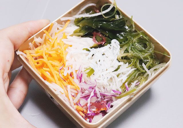 セリアのサラダがつめられるランチボックス 300ml くま スクエア