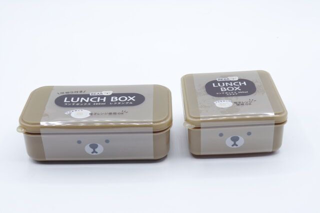 セリアの仕切り付き容器 380ml くま レクタングルとランチボックス 300ml くま スクエアのパッケージ