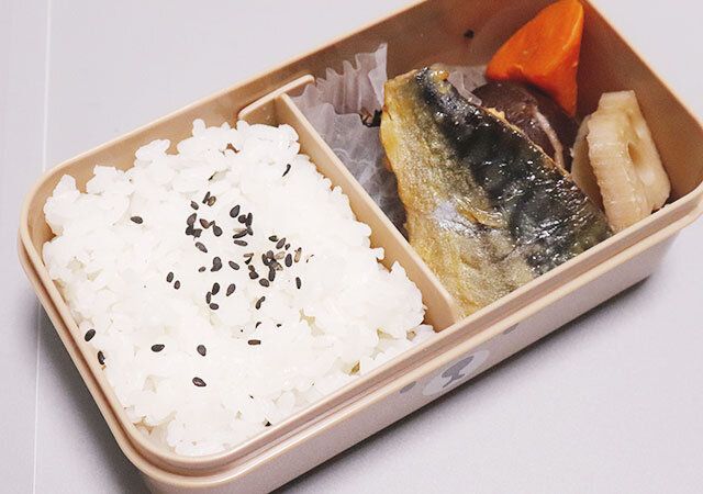 セリアのコンパクトな仕切り付き容器 380ml くま レクタングル