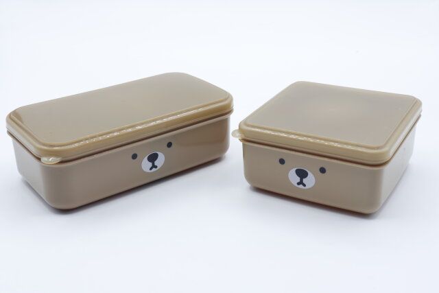 セリアの可愛すぎる仕切り付き容器 380ml くま レクタングルとランチボックス 300ml くま スクエア