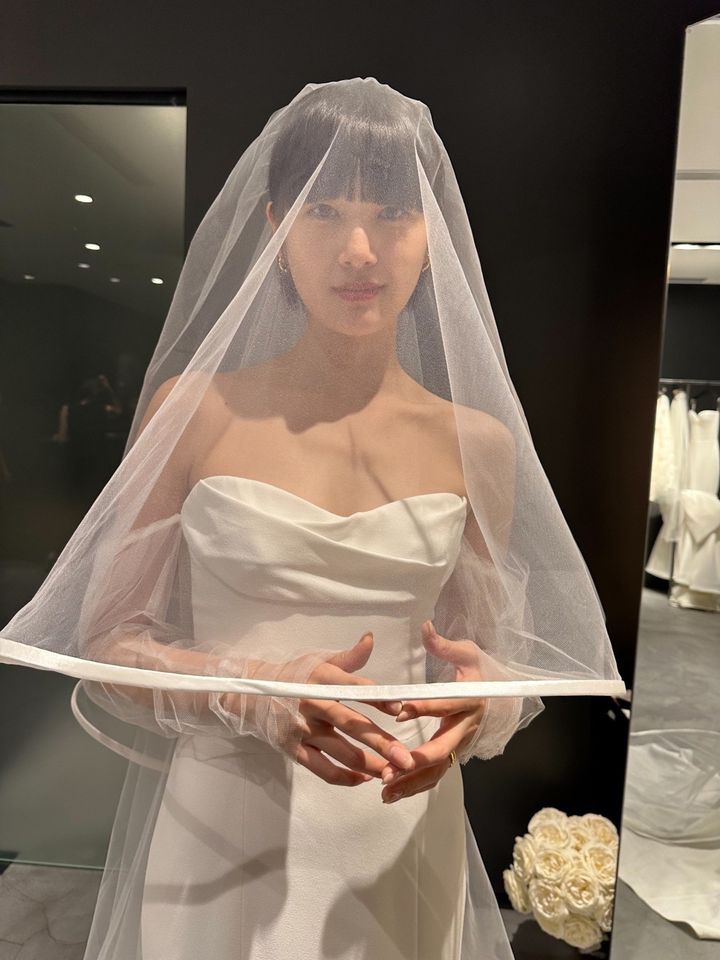 最終候補に残ったトリムがポイントのフェイスアップベール。構築的なシルエットが都会的なムードを醸し出す。