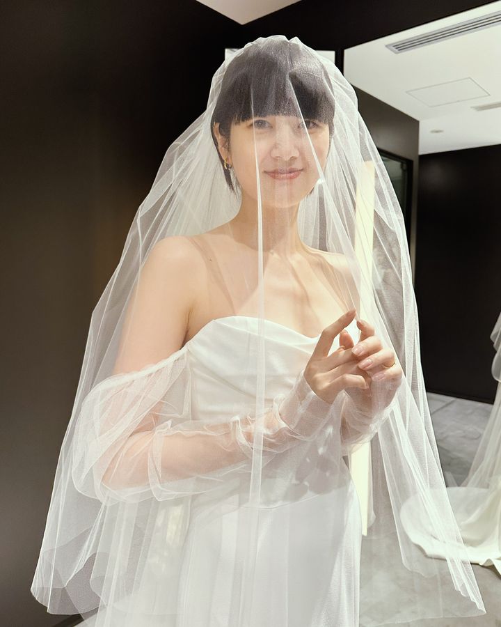 ベールが長く、ダウンをすると神秘的な印象に。