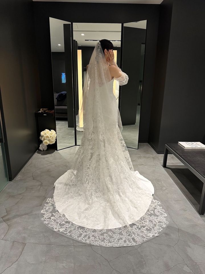 美しいレースがあしらわれたドラマティックなデザインも最終候補に。