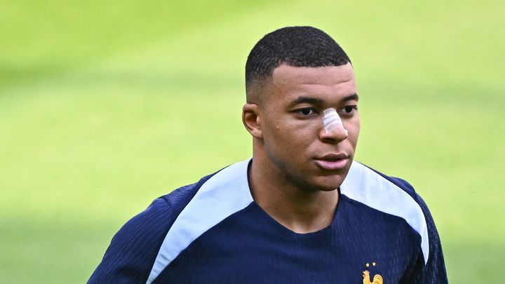 鼻を骨折したエムバペ、手術を回避して練習に復帰！「リスクを冒さずして勝利なし」