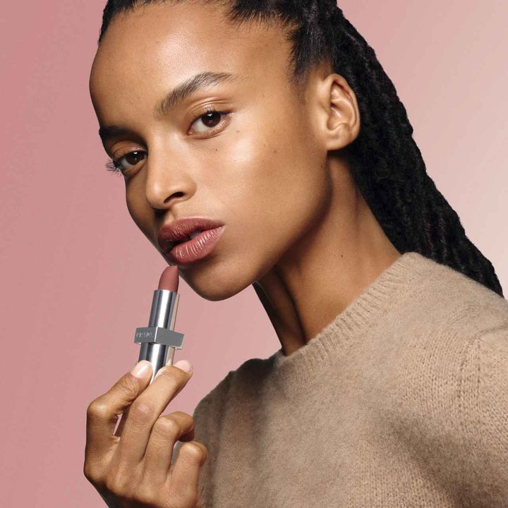 画像: ウォームトーンの〈ノワゼット〉 出典：プラダ ビューティ公式サイト