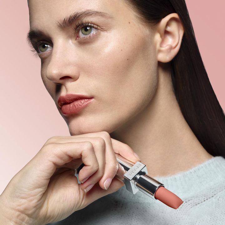 画像: 華やかなピンクベージュ〈グアバ〉 出典：プラダ ビューティ公式サイト