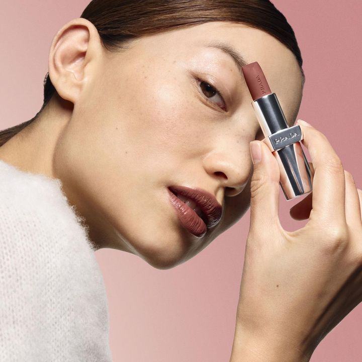 画像: 深みのアースカラー〈メープル〉 出典：プラダ ビューティ公式サイト