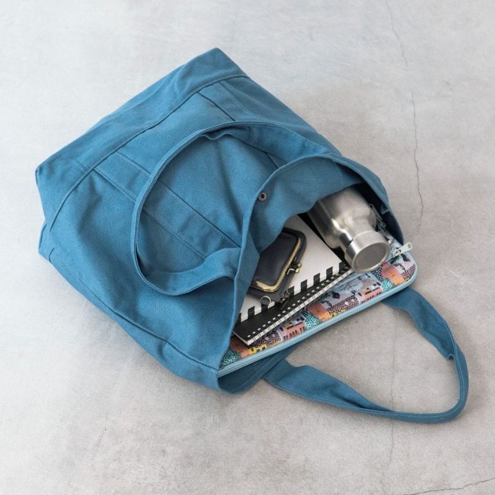 A４サイズの資料や雑誌など、紙物もたっぷり入ります