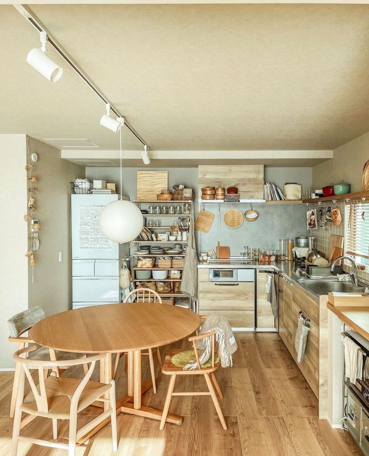 圧倒的に大多数です！おしゃれな家のダイニングテーブルは長方形？それとも丸型？