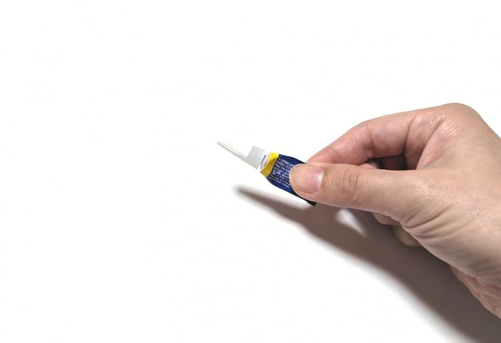 瞬間接着剤の使用時はやけどに注意（画像はイメージ）