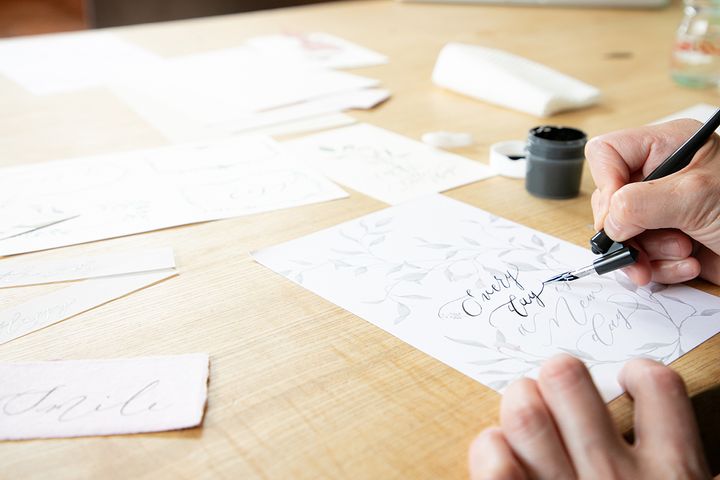 少し長めの文章をなぞるのにも挑戦。続けて書くのではなく、ひと筆ずつ置きながら。レシピ動画のアドバイスのとおりに