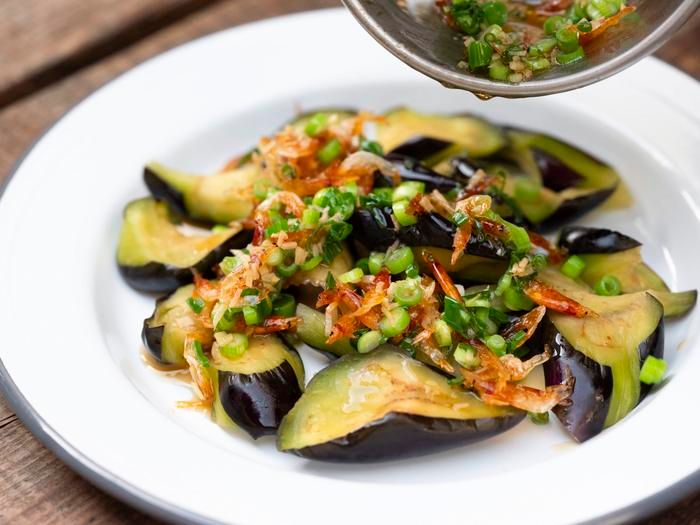 塩もみナスに香味油をかける様子