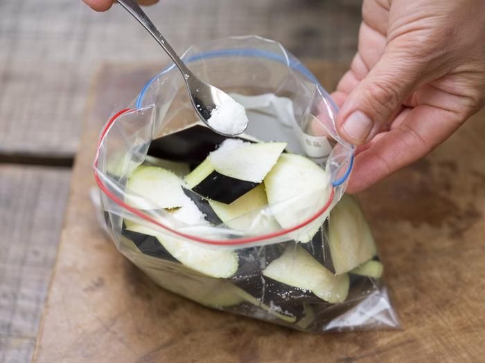 ナスをジッパー付き保存袋に入れて塩をかける様子