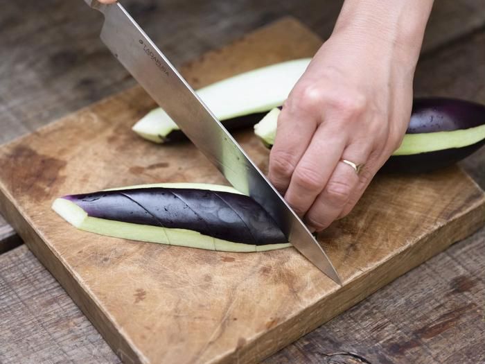 ナスを斜めに切っている様子