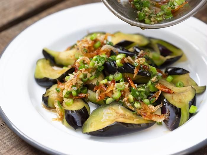 塩もみナスに香味油をかけている様子