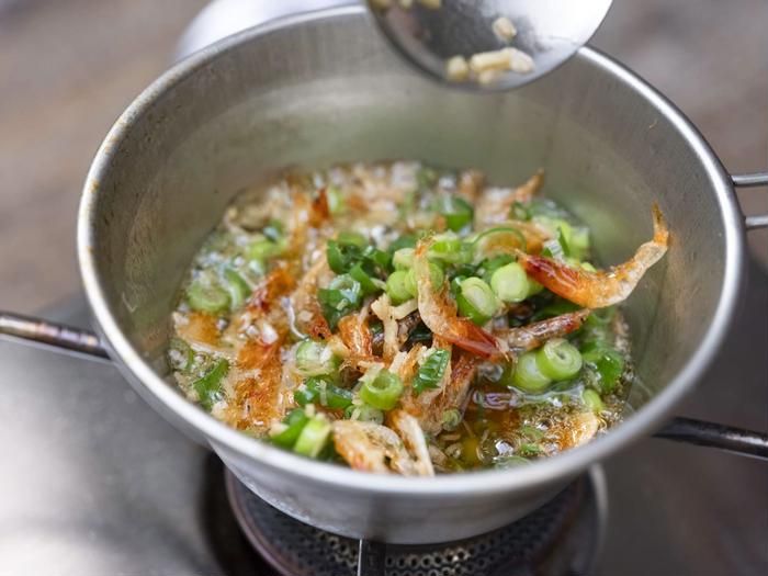 シェラカップに桜エビ、ネギを加えた様子