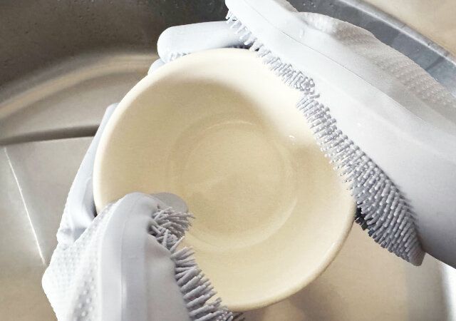 ダイソーのブラシ付シリコーンお掃除手袋で食器を洗浄
