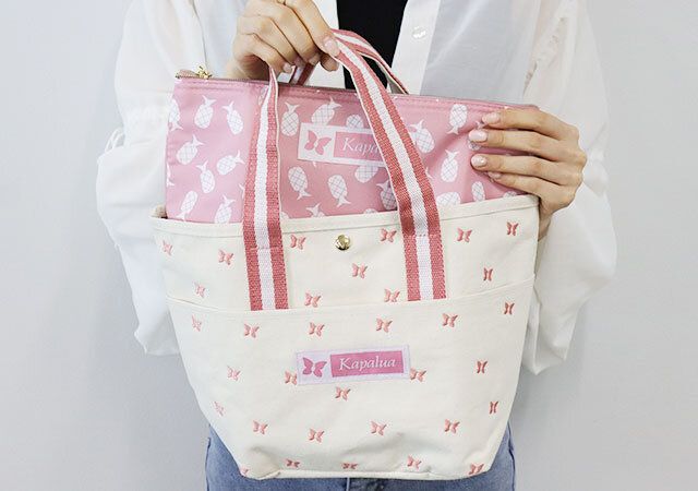 ハワイアンデザイン ランチトート ポーチ 持ったところ