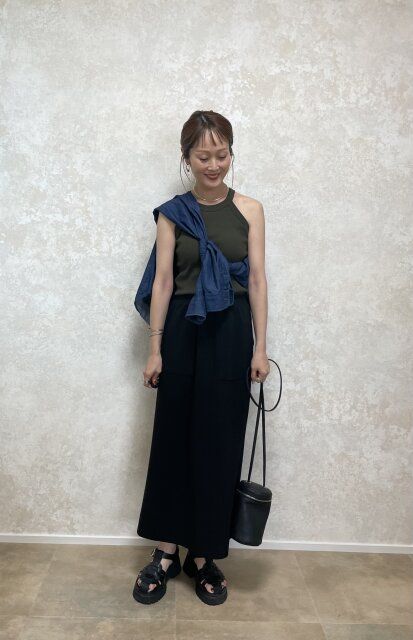 ユニクロホルターネックブラタンクトップとデニムシャツたすき掛けコーデ