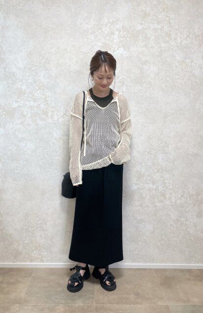 ユニクロホルターネックブラタンクトップとメッシュニットコーデ