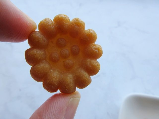 ハニーヤッカを一つ持ち上げた