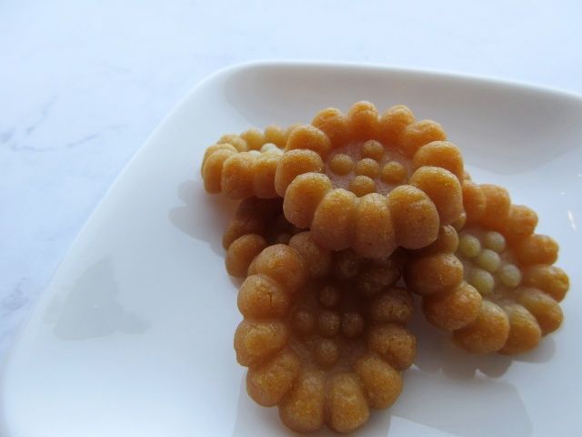 お皿に並べたハニーヤッカ