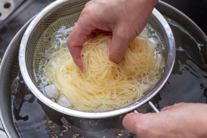 カッペリーニをゆでる