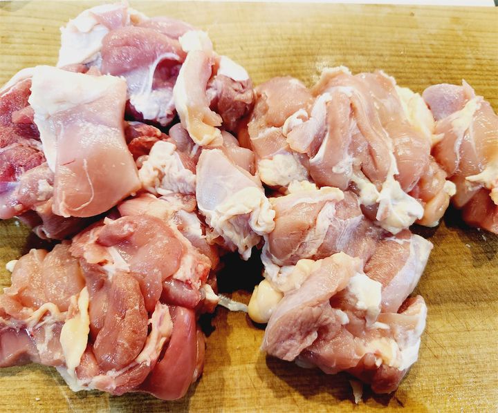 鶏もも肉切る