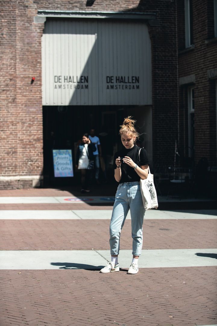 デニムの丈が絶妙！ 定番のスタイルをワンランクのオシャレに見せるコツ