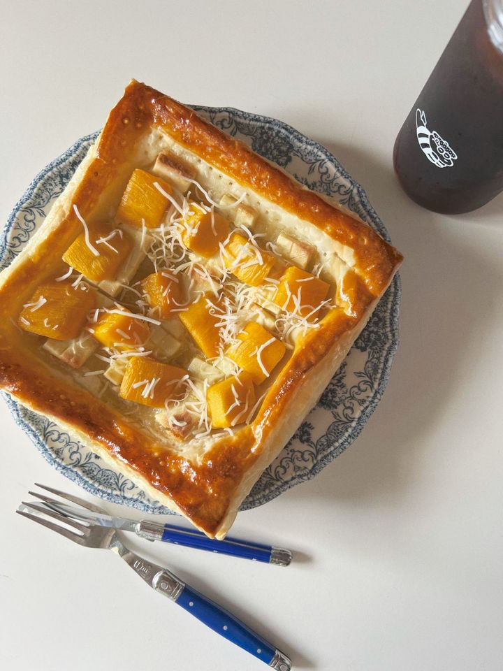 ジューシーマンゴーとココナッツパイ【渡辺友美子のコーヒーに合うお菓子のレシピ vol.48 〜レシピで旅するヨーロッパ〜】