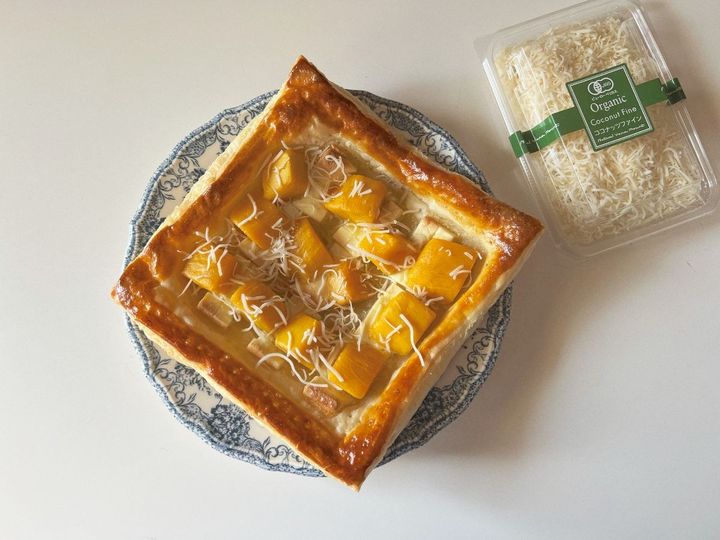 ジューシーマンゴーとココナッツパイ【渡辺友美子のコーヒーに合うお菓子のレシピ vol.48 〜レシピで旅するヨーロッパ〜】