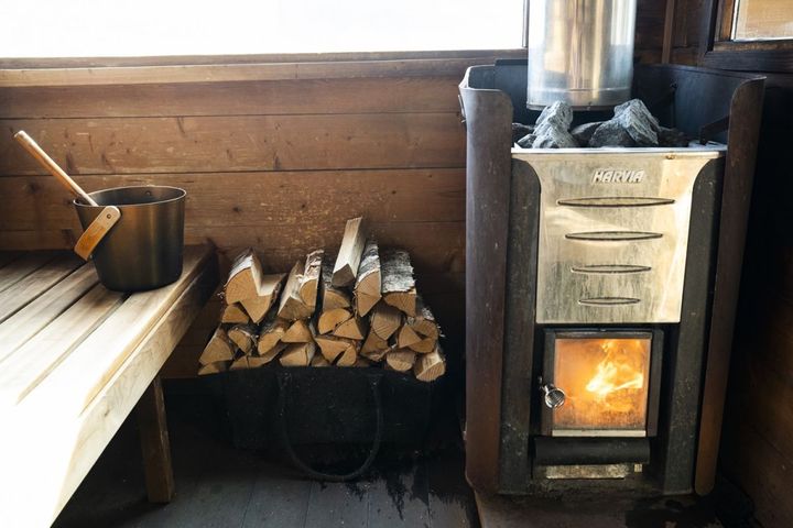 白樺の薪が積まれたストーブ