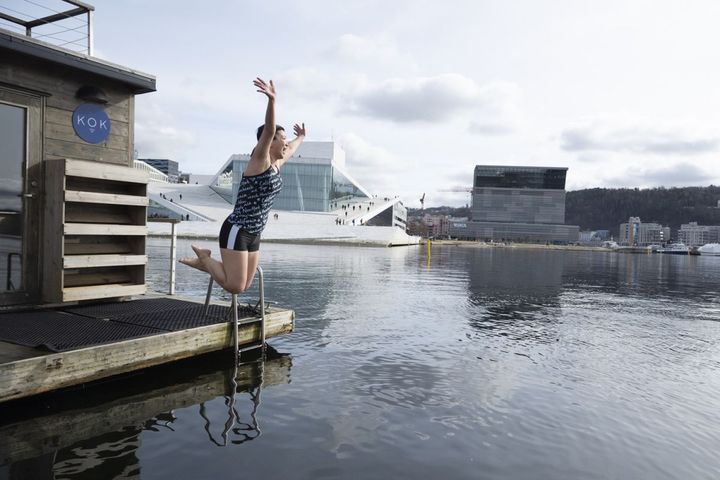 ほてった身体を冷ましに、海へダイブ！