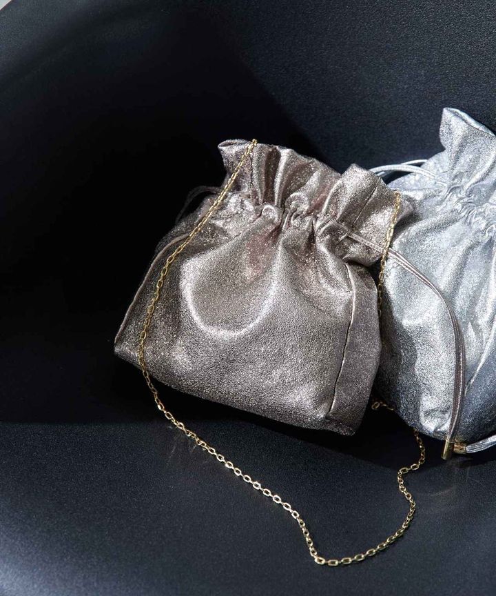 画像: 「メタリックチェーンショルダーバッグ」[縦24×横20×マチ7cm]各￥12,100【2.718】 出典：ガリャルダガランテ