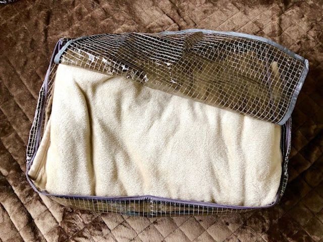蓋付き収納に毛布を入れて、蓋を開けた様子