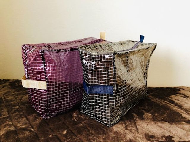 縦型収納シリーズの２カラーを立てた状態で斜めの角度から見た様子