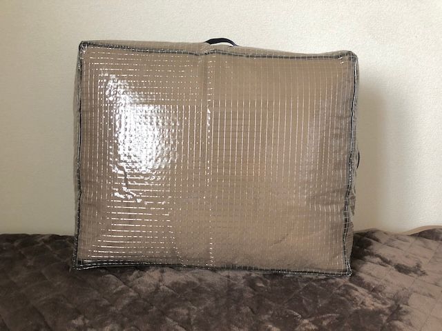 蓋つき収納に毛布を入れて、立てて広い面が見える様子