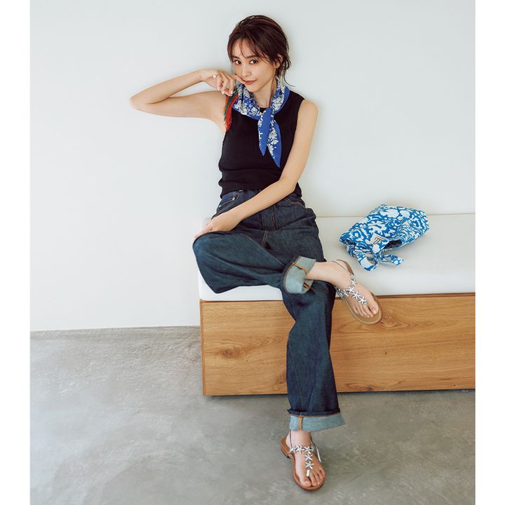 インディゴデニムにコンパクトな黒トップスを合わせた桐谷美玲さんのコーデ。足元はビジューサンダルで華やかに。
