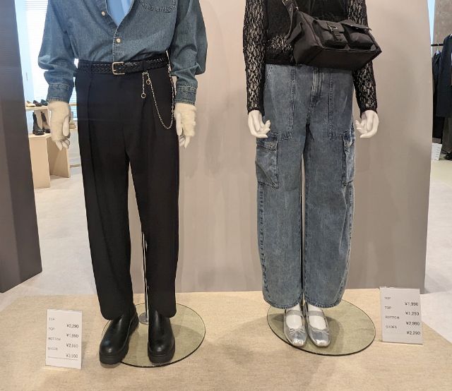 バレルレッグカーゴジーンズを着たマネキン