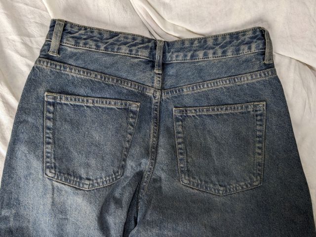 バレルレッグジーンズのウエスト部分の後ろ側