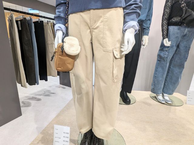 バレルレッグカーゴジーンズを着たマネキン