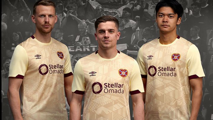 小田裕太郎がモデルに！スコットランド1部ハーツ、新アウェイユニフォームは「歴代デザイン」の集合体