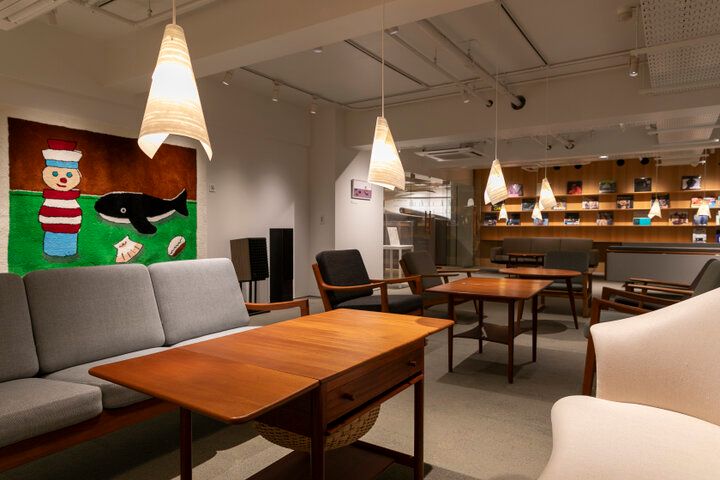 トンネルを抜けて、本の世界へ。読書とカフェを楽しむ文学館／新宿・早稲田大学国際文学館（村上春樹ライブラリー）