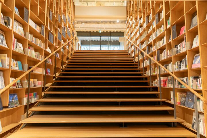 トンネルを抜けて、本の世界へ。読書とカフェを楽しむ文学館／新宿・早稲田大学国際文学館（村上春樹ライブラリー）