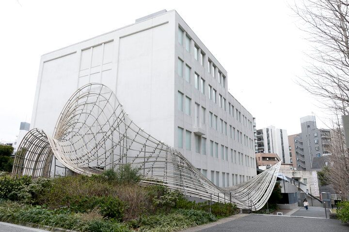 トンネルを抜けて、本の世界へ。読書とカフェを楽しむ文学館／新宿・早稲田大学国際文学館（村上春樹ライブラリー）