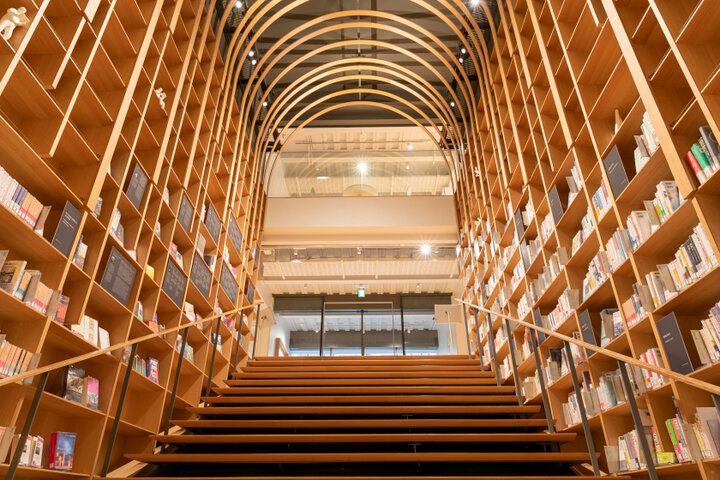 トンネルを抜けて、本の世界へ。読書とカフェを楽しむ文学館／新宿・早稲田大学国際文学館（村上春樹ライブラリー）