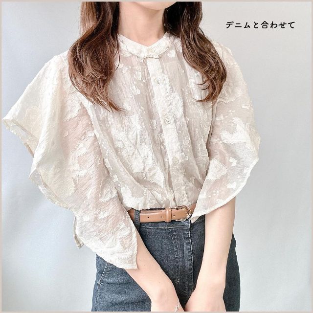 ジャガードブラウスを着用している